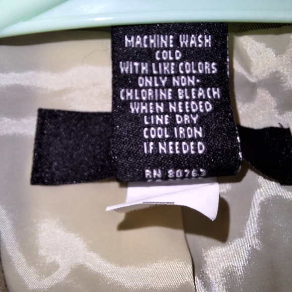 A Body by Victoria ladies Blazer in a size 0. Pre-loved and in great condition. - Picture 4 of 6